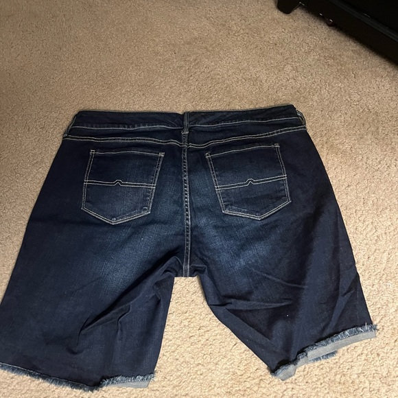 Arizona jean shorts ( like new ) size 14 juniors plus from a smoke free home - Picture 3 of 3